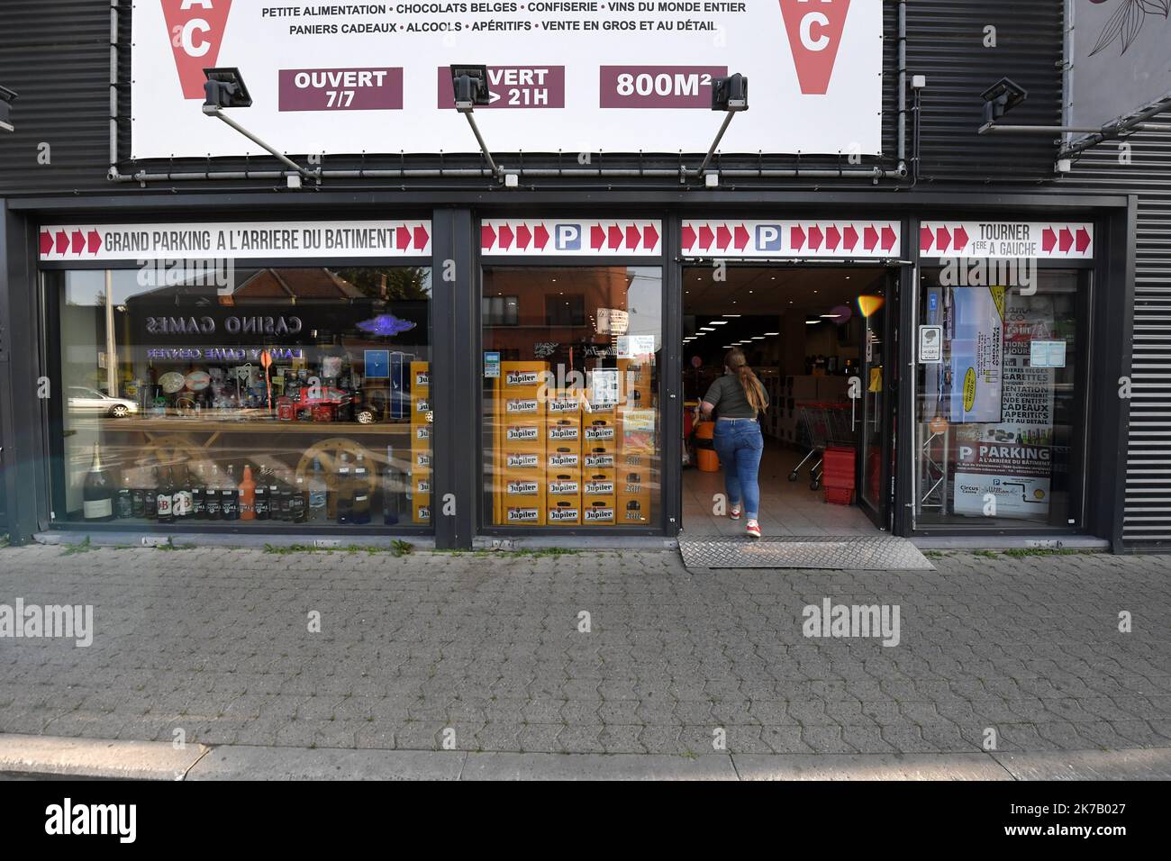 ©PHOTOPQR/VOIX DU NORD/PIERRE ROUANET ; 18/09/2020 ; 18/09/2020. A la frontière franco-belge, Quiévrechain - Quiévrain. Le classement du Nord et du pas-de-Calais en zone rouge covid-19 est effective depuis ce vendredi 18 septembre à 16 heures, avec restrictions de nouvelles. Pour les clients habituels côté belge ou côté français, ça ne peut pas être clair. Dans le commerce de tabac William Tobacco rue de Valenciennes à Quiévrain. PHOTO PIERRE ROUANET LA VOIX DU NORD - 2020/09/18. Le classement nord de la France dans la zone rouge Covid-19 est effectif depuis vendredi Banque D'Images