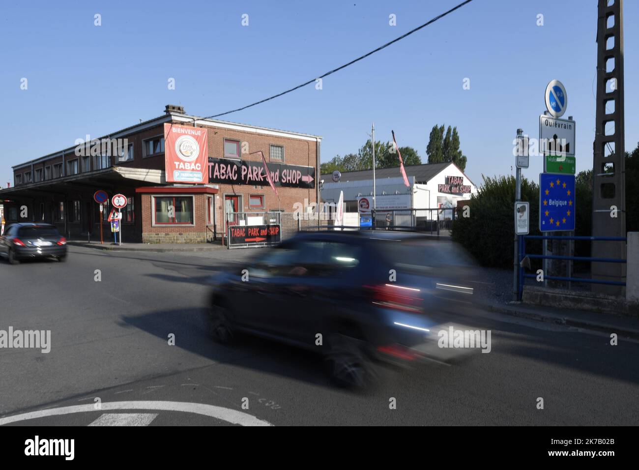 ©PHOTOPQR/VOIX DU NORD/PIERRE ROUANET ; 18/09/2020 ; 18/09/2020. A la frontière franco-belge, Quiévrechain - Quiévrain. Le classement du Nord et du pas-de-Calais en zone rouge covid-19 est effective depuis ce vendredi 18 septembre à 16 heures, avec restrictions de nouvelles. Pour les clients habituels côté belge ou côté français, ça ne peut pas être clair. PHOTO PIERRE ROUANET LA VOIX DU NORD - 2020/09/18. Le classement nord de la France dans la zone rouge Covid-19 est effectif depuis vendredi Banque D'Images