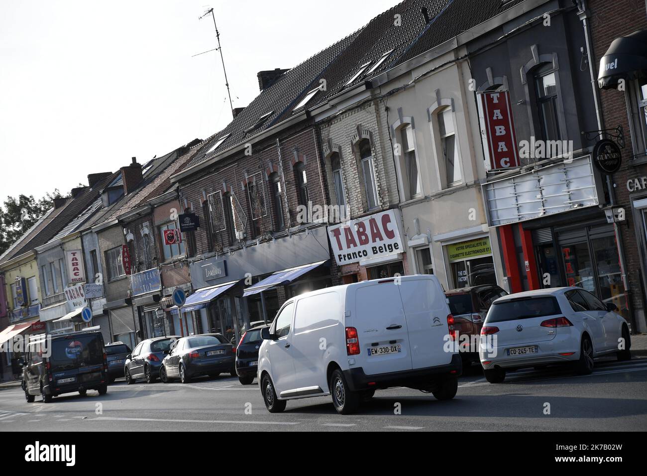 ©PHOTOPQR/VOIX DU NORD/PIERRE ROUANET ; 18/09/2020 ; 18/09/2020. A la frontière franco-belge, Quiévrechain - Quiévrain. Le classement du Nord et du pas-de-Calais en zone rouge covid-19 est effective depuis ce vendredi 18 septembre à 16 heures, avec restrictions de nouvelles. Pour les clients habituels côté belge ou côté français, ça ne peut pas être clair. Tabac rue de Valenciennes à Quiévrain. PHOTO PIERRE ROUANET LA VOIX DU NORD - 2020/09/18. Le classement nord de la France dans la zone rouge Covid-19 est effectif depuis vendredi Banque D'Images