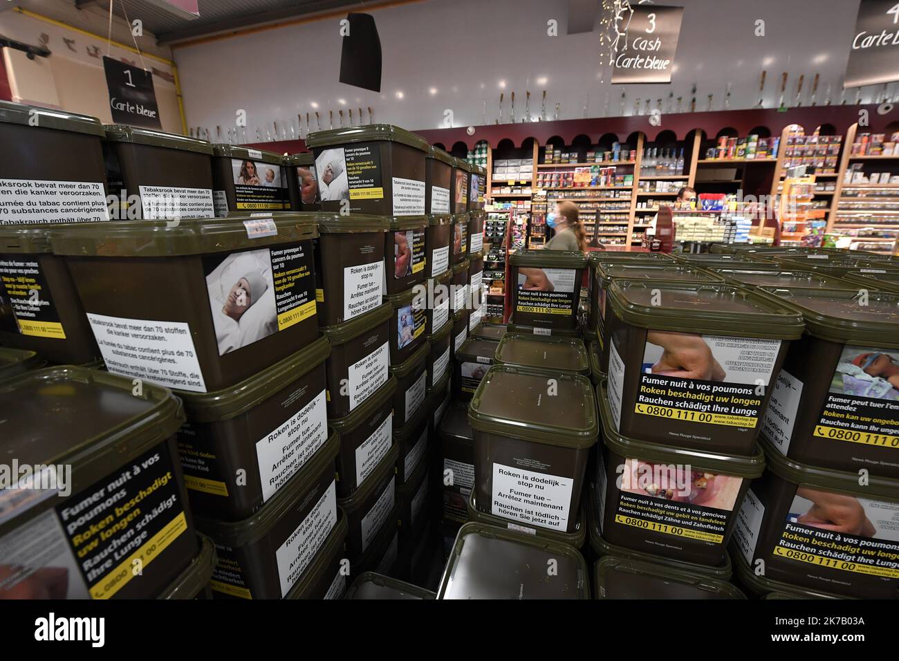 ©PHOTOPQR/VOIX DU NORD/PIERRE ROUANET ; 18/09/2020 ; 18/09/2020. A la frontière franco-belge, Quiévrechain - Quiévrain. Le classement du Nord et du pas-de-Calais en zone rouge covid-19 est effective depuis ce vendredi 18 septembre à 16 heures, avec restrictions de nouvelles. Pour les clients habituels côté belge ou côté français, ça ne peut pas être clair. Dans le commerce de tabac William Tobacco rue de Valenciennes à Quiévrain. PHOTO PIERRE ROUANET LA VOIX DU NORD - 2020/09/18. Le classement nord de la France dans la zone rouge Covid-19 est effectif depuis vendredi Banque D'Images