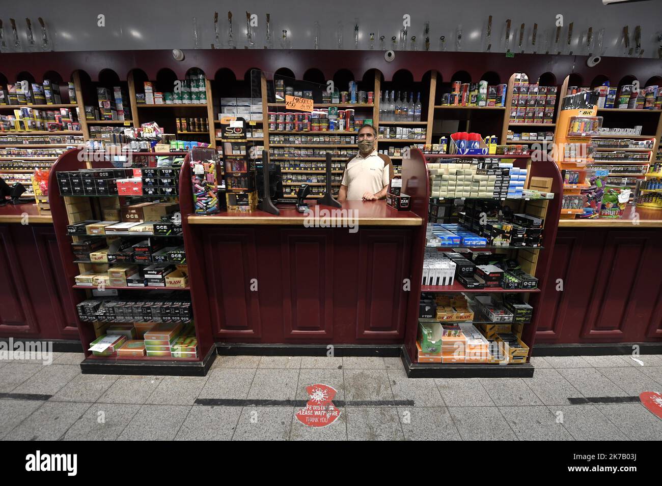 ©PHOTOPQR/VOIX DU NORD/PIERRE ROUANET ; 18/09/2020 ; 18/09/2020. A la frontière franco-belge, Quiévrechain - Quiévrain. Le classement du Nord et du pas-de-Calais en zone rouge covid-19 est effective depuis ce vendredi 18 septembre à 16 heures, avec restrictions de nouvelles. Pour les clients habituels côté belge ou côté français, ça ne peut pas être clair. Dans le commerce de tabac William Tobacco rue de Valenciennes à Quiévrain. PHOTO PIERRE ROUANET LA VOIX DU NORD - 2020/09/18. Le classement nord de la France dans la zone rouge Covid-19 est effectif depuis vendredi Banque D'Images