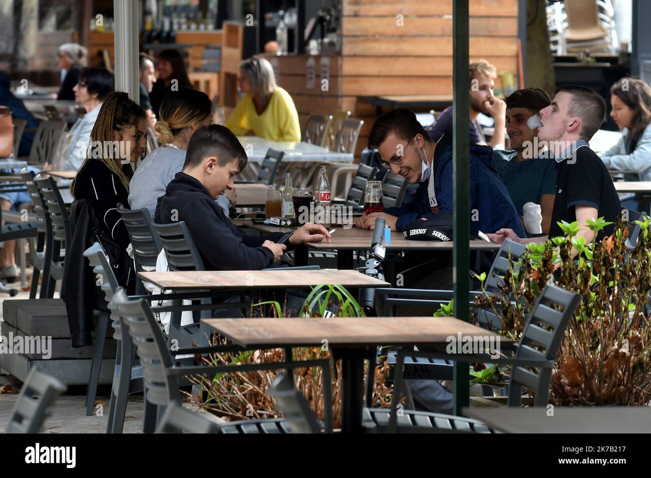 ©PHOTOPQR/LE PROGRES/Rémy PERRIN - Saint-Étienne 24/09/2020 - Port du masque -Illustration port du masque dans l'espace urbain, traitements sanitaires anti Covid-19 coronavirus, terrasses de bar et de restaurants, terrasses vides - 2020/09/24. Illustration du masque obligatoire urbain, mesures sanitaires du coronavirus, terrasses de bars et de restaurants Banque D'Images