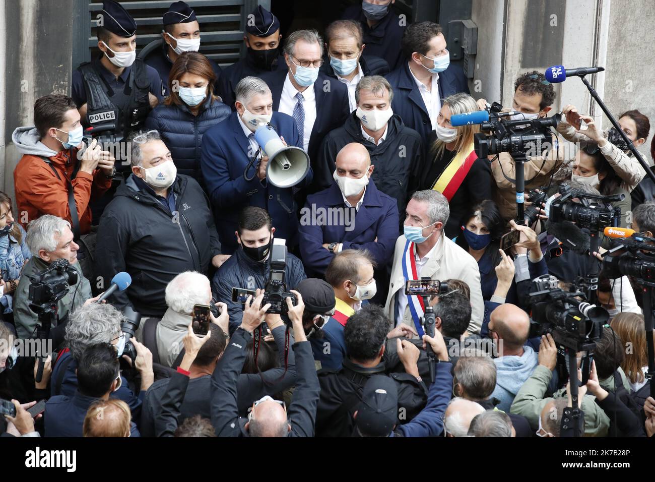 ©PHOTOPQR/LA PROVENCE/SPEICH Frédéric ; Marseille ; 25/09/2020 ; manifestation à l'appel de l'Union des métiers et des industries de l'hôtellerie (Umih) et la Chambre de commerce et d'industrie (CCI), devant le tribunal de commerce de Marseille, Pour faire opposition à la décision du gouvernement de fermer les bars et restaurants de la Métropole Aix Marseille dans un contexte de mise en santé sanitaire dûe au coronavirus (Covid 19) en raison de Bernard MARTY, président de l'Umih 13 et de nombreux élus dont Martine VASSAL , Renaud MUSELIER, Stéphane RAVIER , de Alain GARGANI et Jean Luc CHAUVIN présid Banque D'Images