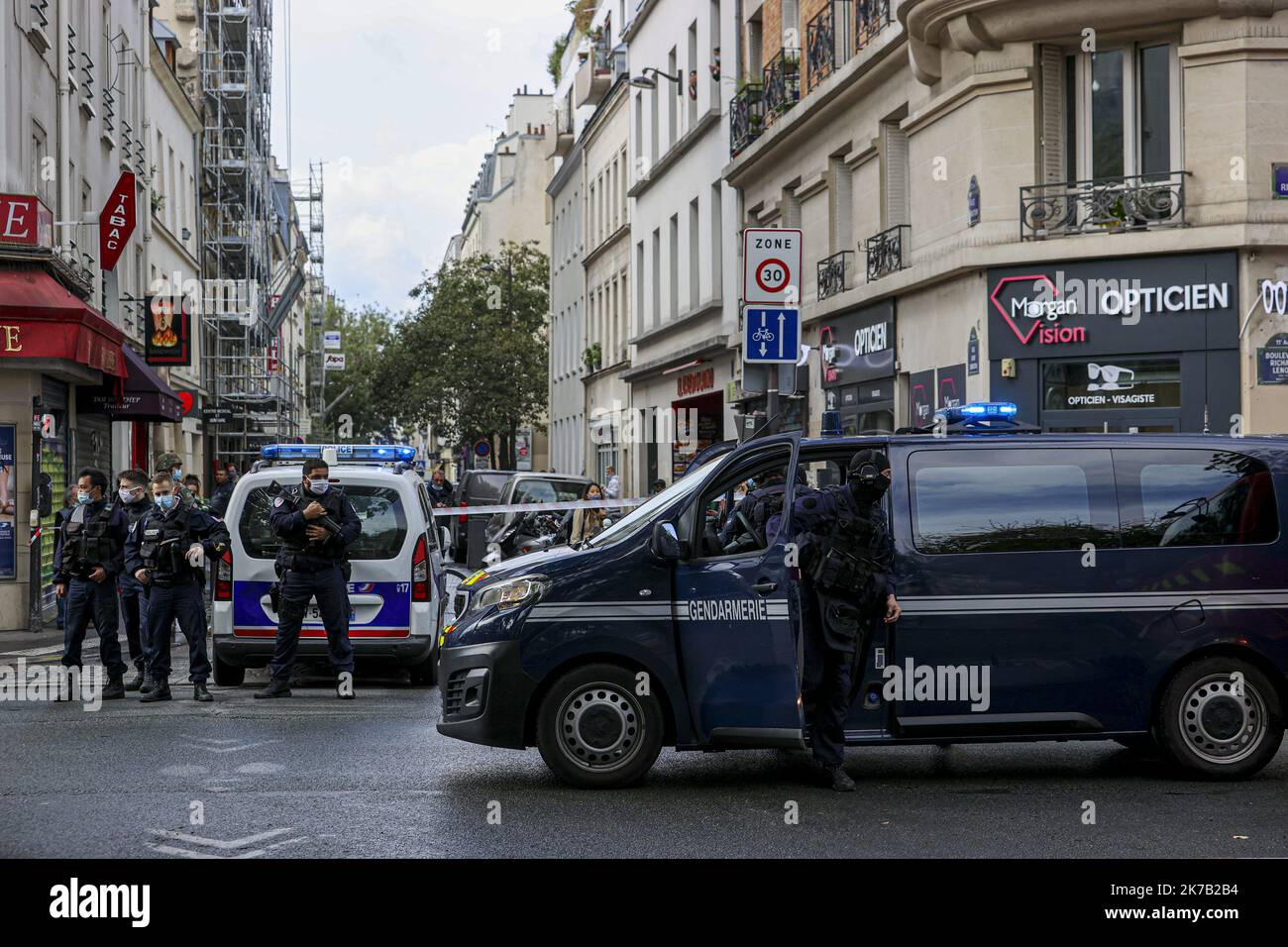 ©Sébastien Muylaert/MAXPPP - Illustration du programme de sécurité apère une adresse à l'arme blanche rue Nicolas appert dans l'arrondissement de Paris devant les anciens locaux de Charlie Hebdo. Paris, 25.09.2020 - Paris, France, sept 25th 2020 l'équipe de police et de secours française se trouve dans un périmètre de sécurité près des anciens bureaux de Charlie Hebdo, à Paris, après quatre blessés lors d'une attaque au couteau Banque D'Images