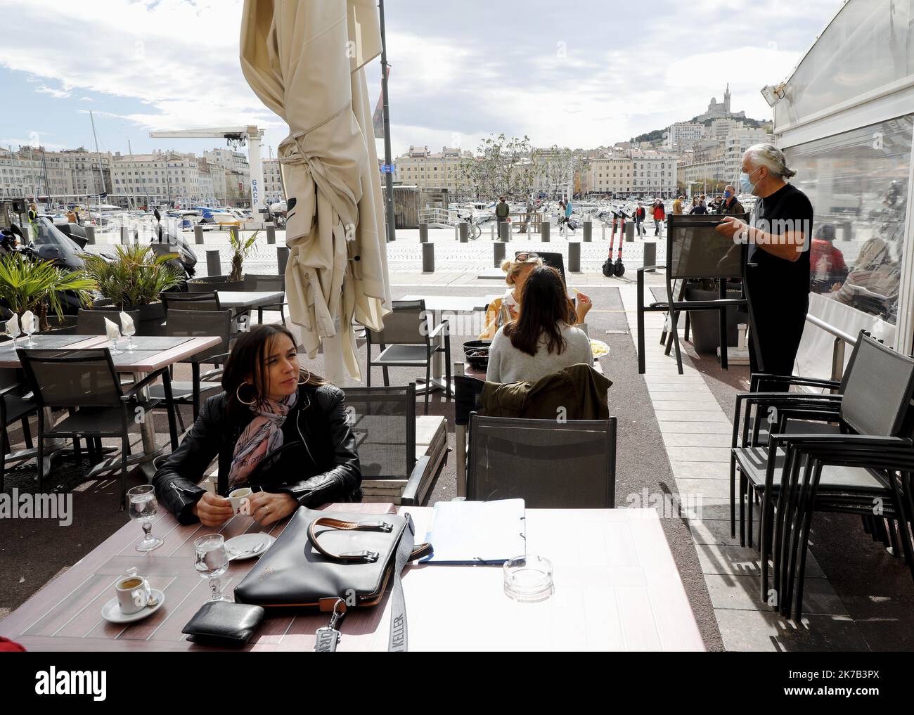 ©PHOTOPQR/LA PROVENCE/VALLAURI Nicolas ; Marseille ; 28/09/2020 ; Premier jour de fermette des bars et restaurants à Marseille, suite aux mesures pries par l'état pour aller contre la reprise de l'épidémie de Covid-19. Ici le restaurant « le Collins » sur le Vieux Port a quet même fait son service du midi mais a été obligé de faire appel à l'intervention des policiers. - Marseille, France, septembre 28th 2020 Premier jour de fermeture des bars et restaurants à Marseille, suite aux mesures prises par l'Etat contre la propagation du coronavirus Banque D'Images