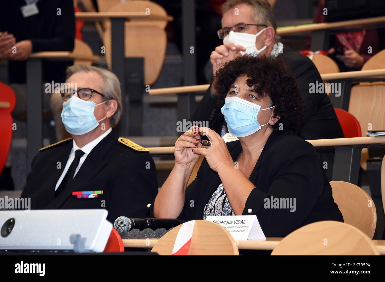 ©PHOTOPQR/l'est REPUBLICAIN/Cedric JACQUOT ; Nancy ; 02/10/2020 ; Présentation des activités du réseau obépine, observatoire épidémiologique du SRAS-COV-2 dans les eaux utilisées à la minister de l'enseignement supérieur, de la Frédérique et de l'innovation. Nancy, le 2 octobre 2020. Photo ER/ Cédric Jaccot - Nancy, France, oct 2nd 2020 - visite du Ministre de l'enseignement supérieur, de la recherche et de l'innovation au Laboratoire de chimie physique et de microbiologie pour les matériaux et l'environnement du site de Brabois-Santé. Le LCPME travaille en particulier à la détection du COV-2 vi du SRAS Banque D'Images