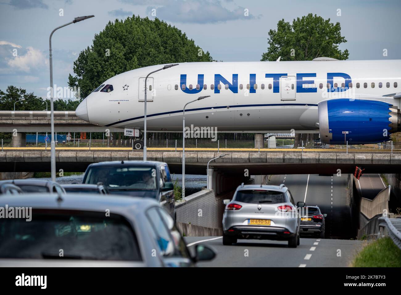 Aéroport d'Amsterdam Schiphol, United Jet, sur la voie de circulation, jusqu'à la piste Polderbaan, pont sur une route et un canal, Amsterdam (pays-Bas). Banque D'Images