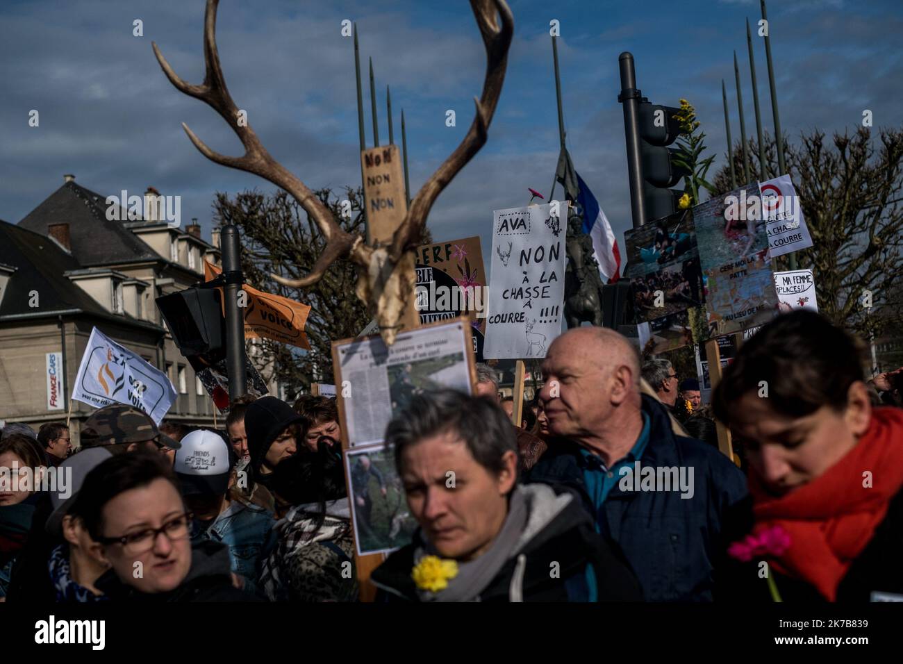 ©Michael Bunel / le Pictorium/MAXPPP - Michael Bunel / le Pictorium - 01/04/2018 - France / Oise / compiegne - manifestation contre la chasse une cour dans les rues de Compiegnes. Jour de chasse, associations de consommateurs se font entendre pour supprimer ce mode de chasse un cheval avec une mesure de chien. 31 mars 2018. Compiegne. France. / 01/04/2018 - France / Oise / compiegne - manifestation contre la chasse avec des huées dans les rues de Compiegnes. Aujourd'hui, dernier jour de chasse, plusieurs associations se sont réunies pour dénoncer cette méthode de chasse à cheval avec un paquet Banque D'Images