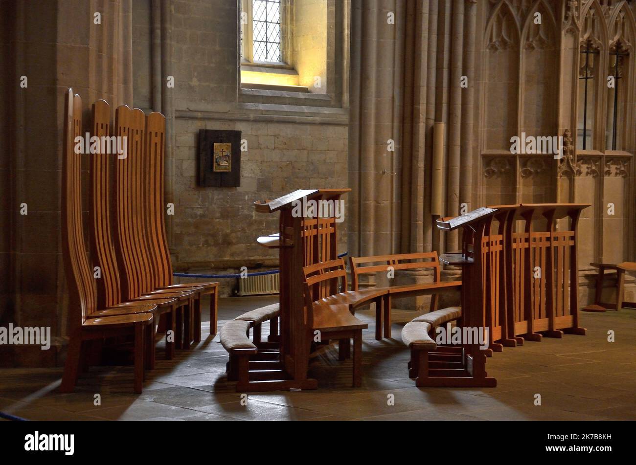 Chaises en bois sur mesure à la cathédrale de Wells, Somerset, Angleterre Banque D'Images