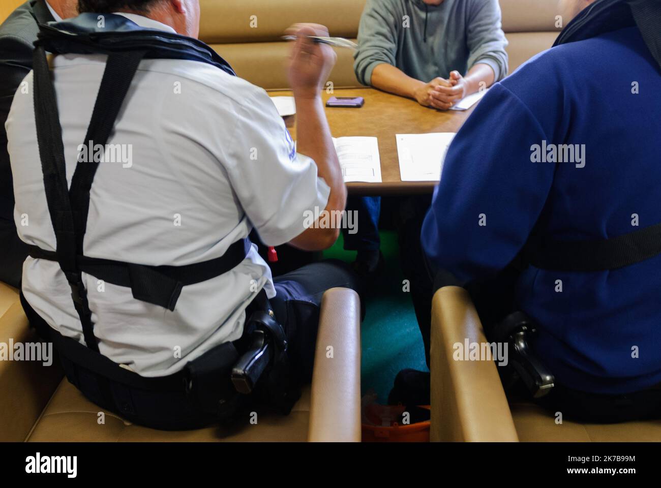 ©Nicolas Landemard / le Pictorium / MAXPPP - Nicolas Landemard / le Pictorium - 05/10/2011 - Belgique / Anvers - la police de la navigation est chargée de la fonction de police dans les ports maritimes et les principaux ports de plaisance, sur les voiles navigables interieures ainsi que sur l'ensemble des eaux pertinentes de la juridiction belge. Parmi ses maux cles se trouvent la lutte contre la traite des terres humiliantes et l'immigration illegale, la lutte antidrgue, les vols, le terrorisme, la pollution maritime....la police de la navigation dispose de 2 postes de police a Anvers (source police Banque D'Images