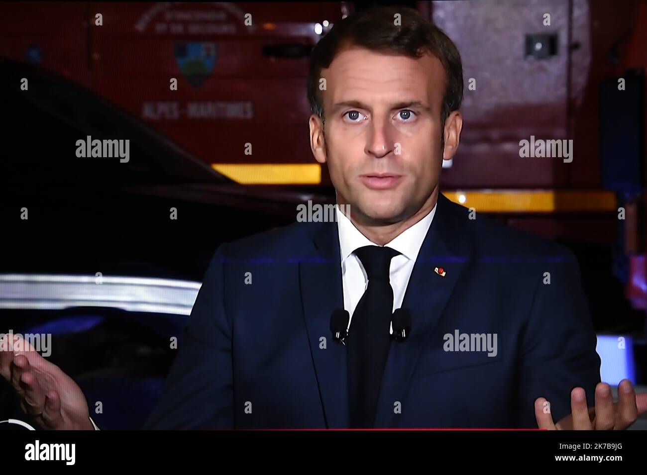 ©PHOTOPQR/L'EST REPUBLICAIN/ALEXANDRE MARCHI ; NANCY ; 07/10/2020 ; TEMPTE ALEX - INTEMPERIES - ALPES MARITIMES - MACRON - ENTRETIEN TELEVISION - TELEVISION. Nancy 7 octobre 2020. Le président de la République, Emmanuel MACRON, répond aux questions des journalistes des chaînes de télévision TF1 et France 2 en direct de Saint-Martin-Vésubie après le passage de la tempête Alex dans les Alpes-Maritimes. PRENEZ LA PHOTO ALEXANDRE MARCHI. - Sud de la France Alex tempête après octobre 7 2020 Banque D'Images