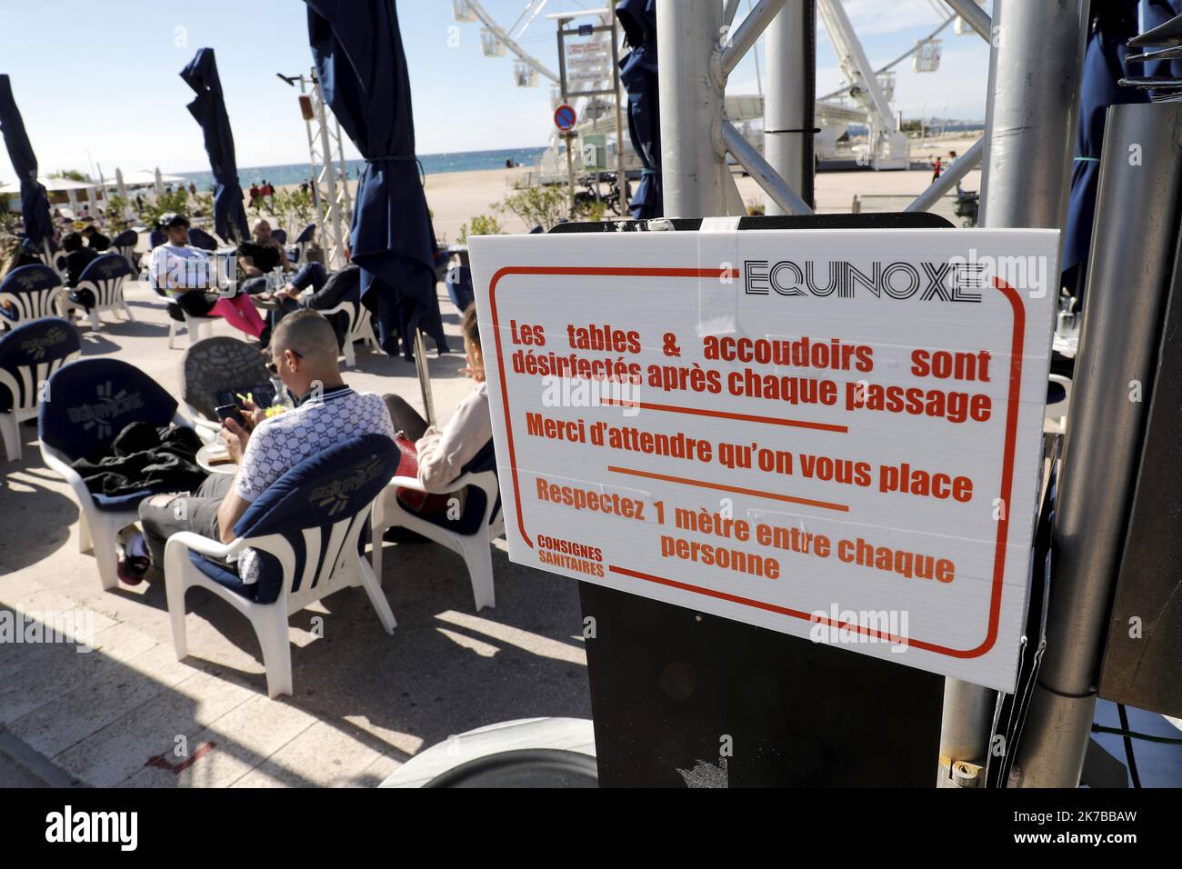 ©PHOTOPQR/LA PROVENCE/VALLAURI Nicolas ; Marseille ; 10/10/2020 ; Premier week-end de restauration des restaurants marseillais, après la fermette imposée par le gouvernement français durant une semaine, loin de la propagation du Covid-19 (coronavirus). Ici avec la mise à disposition du gel hydroalcolique, le respect de 1 mètre de distance, la mise en place de signalisation, l'obligation de porter le masque et la mise à disposition d'un fichier avec les coordonnées des clients pour des contrats cas contacts. Ci contre le restaurant l'équinoxe à l'escale Borély à Marseille. - 2020/ Banque D'Images