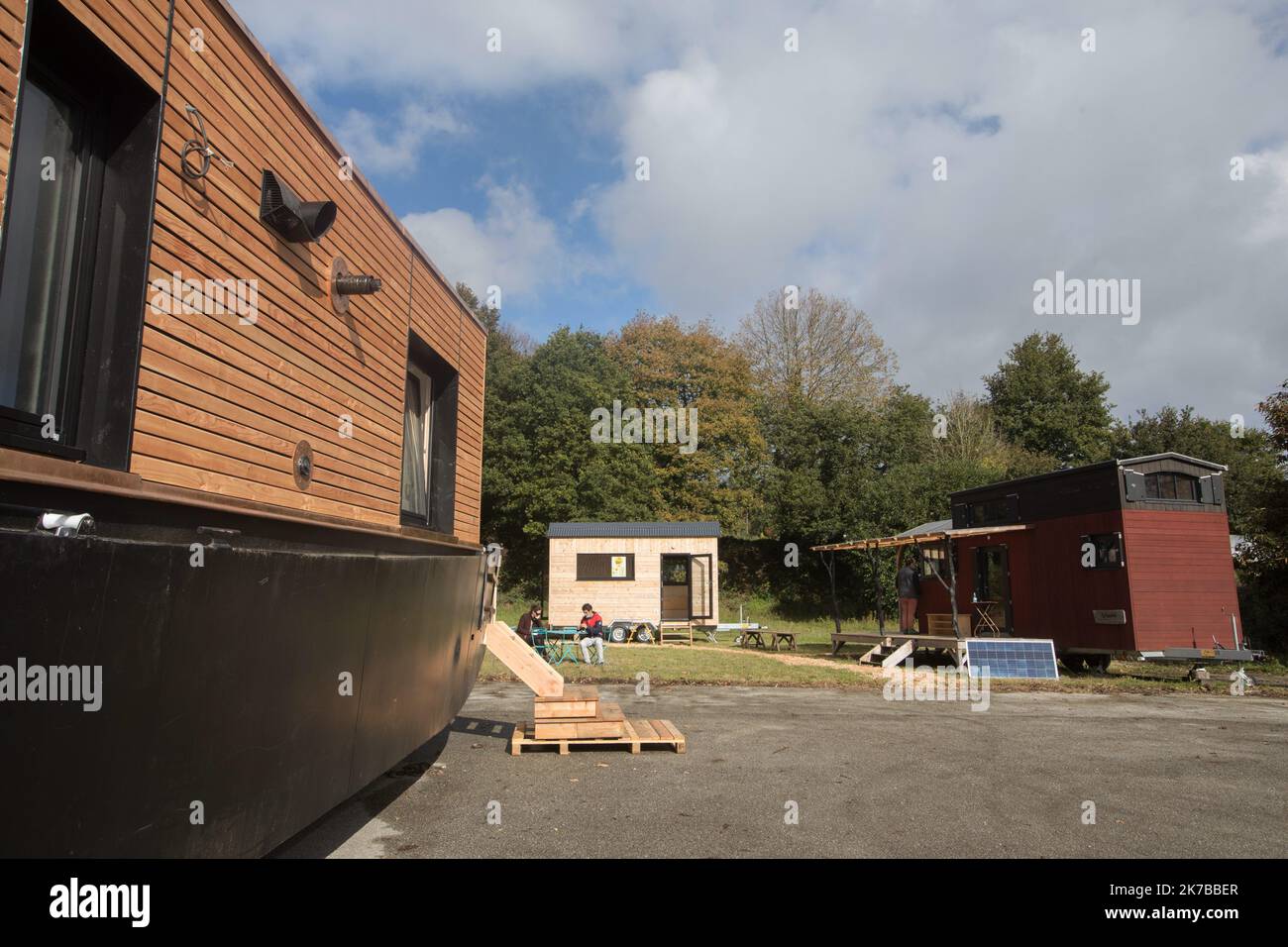 ©PHOTOPQR/Ouest FRANCE/QUEMENER YVES-MARIE ; Landeleau ; 11/10/2020 ; l'entreprise financière de Tiny House TY RODOU ouvrait ses portes ce dimande. L'occasion pour les conseillers de l'environnement cet habitat ecolo qui a le vent en poupe. PHOTO YVES-MARIE QUEMENER / OUEST-FRANCE - 2020/10/11. La compagnie finistérienne de Tiny House TY RODOU a ouvert ses portes ce dimanche. Une occasion pour de nombreux visiteurs de découvrir cet habitat écologique qui a le vent dans ses voiles. Banque D'Images