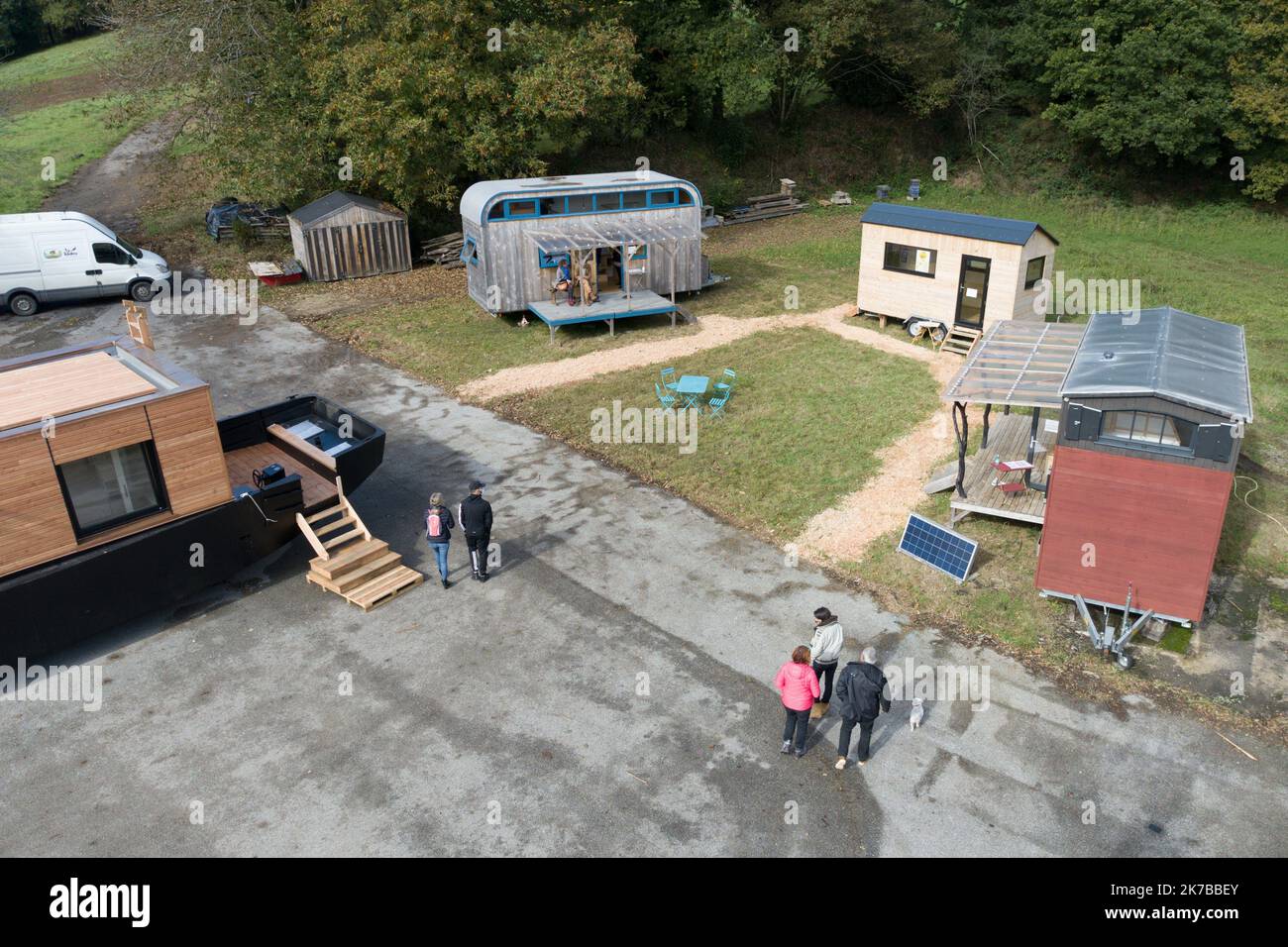 ©PHOTOPQR/Ouest FRANCE/QUEMENER YVES-MARIE ; Landeleau ; 11/10/2020 ; l'entreprise financière de Tiny House TY RODOU ouvrait ses portes ce dimande. L'occasion pour les conseillers de l'environnement cet habitat ecolo qui a le vent en poupe. PHOTO YVES-MARIE QUEMENER / OUEST-FRANCE - 2020/10/11. La compagnie finistérienne de Tiny House TY RODOU a ouvert ses portes ce dimanche. Une occasion pour de nombreux visiteurs de découvrir cet habitat écologique qui a le vent dans ses voiles. Banque D'Images