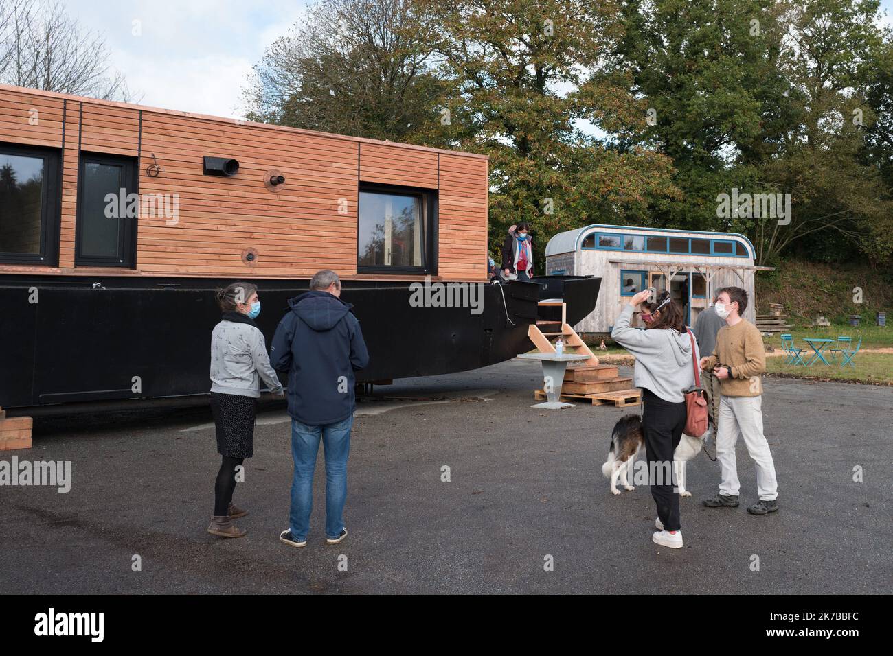 ©PHOTOPQR/Ouest FRANCE/QUEMENER YVES-MARIE ; Landeleau ; 11/10/2020 ; l'entreprise financière de Tiny House TY RODOU ouvrait ses portes ce dimande. L'occasion pour les conseillers de l'environnement cet habitat ecolo qui a le vent en poupe. PHOTO YVES-MARIE QUEMENER / OUEST-FRANCE - 2020/10/11. La compagnie finistérienne de Tiny House TY RODOU a ouvert ses portes ce dimanche. Une occasion pour de nombreux visiteurs de découvrir cet habitat écologique qui a le vent dans ses voiles. Banque D'Images