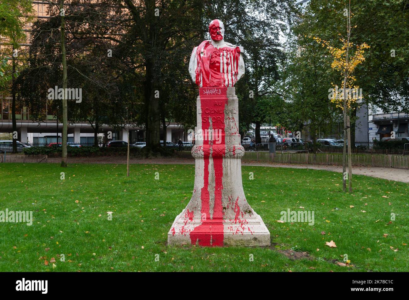 ©Nicolas Landemard / le Pictorium / MAXPPP - Nicolas Landemard / le Pictorium - 9/10/2020 - Belgique / Bruxelles - la statue des tempêtes générales recouvrées de peinture rouge, comme l'ont ete d'autres statues de personnalités belges avant lui et liees a la colonisation belges belge. Depuis les manifestations Black Live Matters, de nombreuses statues ont ete recouvres de peinture rouge symbolisant le chant vers durant la période coloniale. Le General storms est connu pour avoir fait campagne entre 1882 et 1885 en Afrique de l'est, commandant de la quatrieme expedition de l'Association internationale africaine Banque D'Images