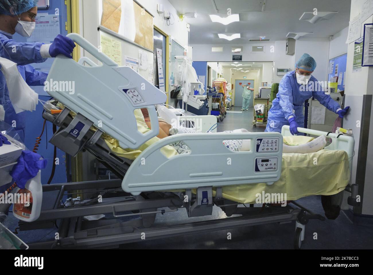 ©PHOTOPQR/LE PARISIEN/ARNAUD DUMONTIER ; Paris ; 09/10/2020 ; Paris, vendredi 9 octobre 2020. Reportage à l'hôpital Bichat sur l'évolution de la situation au covid 19 en service de réanimation médicale et infectieuse. Les patients doivent être traités au covid passer un scanner coronavirus covid 19 covid © Arnaud Dumontier pour le parisien - Covid-19 traitement à l'hôpital Bichat Banque D'Images