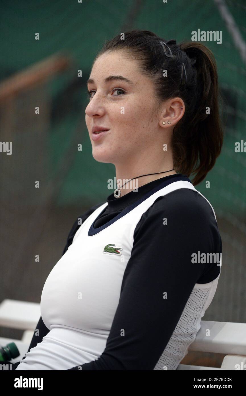 ©PHOTOPQR/LE PROGRES/Richard MOUILLUD - Bron 16/10/2020 - le 16/10/2020 Elsa Jacquemod - la Lyonnaise, Elsa Jacquemot, numéro 1 mondiale junior A 17 ans, Elsa Jacquemot, originale de Villefranche-sur-Saône près de Lyon, un remportillon du titre de trophée, Roland de trophée. Elle est présente la nouvelle première mondiale dans sa catégorie. Elsa Jacquemod à l' entraînement sur les courts de la ligue de tennis Rhône Alpes à Bron - 2020/10/16. À 17 ans, Elsa Jacquemot a remporté samedi dernier le titre junior de Roland-Garro Banque D'Images