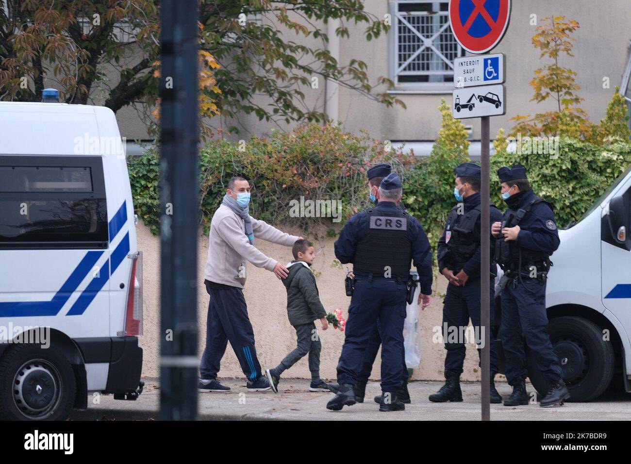 ©PHOTOPQR/LE PARISIEN/Arnaud DUMONTIER ; Conflans Sainte Honorine ; 17/10/2020 ; ambiance aux abards du collège Bois d’Aune après la décapitation d’un prof la voile. Conflans Sainte Honorine; 17/10/2020; ambiance proche du Bois d’Augne après la décapitation d’un professeur la veille. Banque D'Images