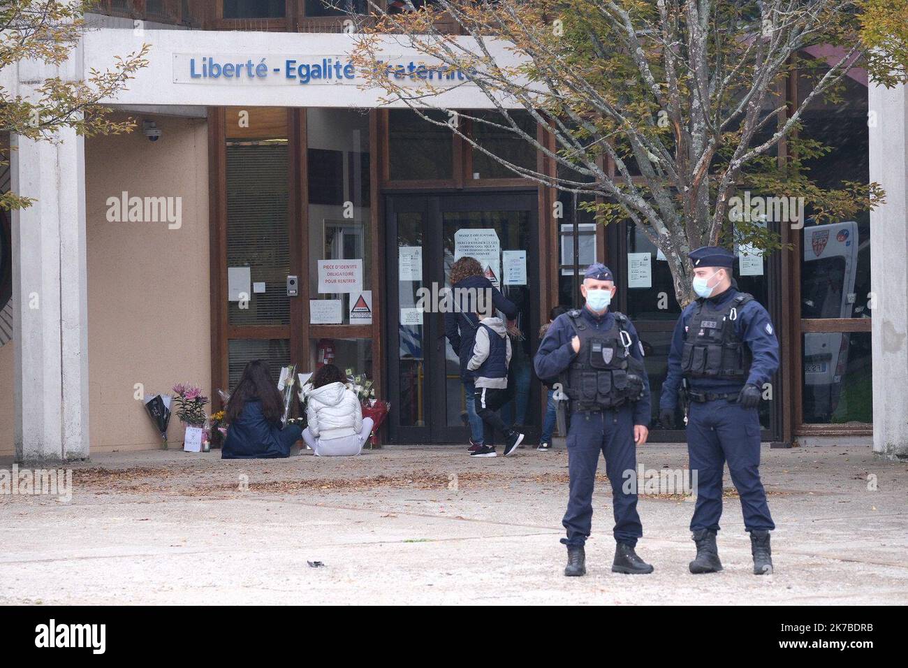 ©PHOTOPQR/LE PARISIEN/Arnaud DUMONTIER ; Conflans Sainte Honorine ; 17/10/2020 ; ambiance aux abards du collège Bois d’Aune après la décapitation d’un prof la voile. Conflans Sainte Honorine; 17/10/2020; ambiance proche du Bois d’Augne après la décapitation d’un professeur la veille. Banque D'Images