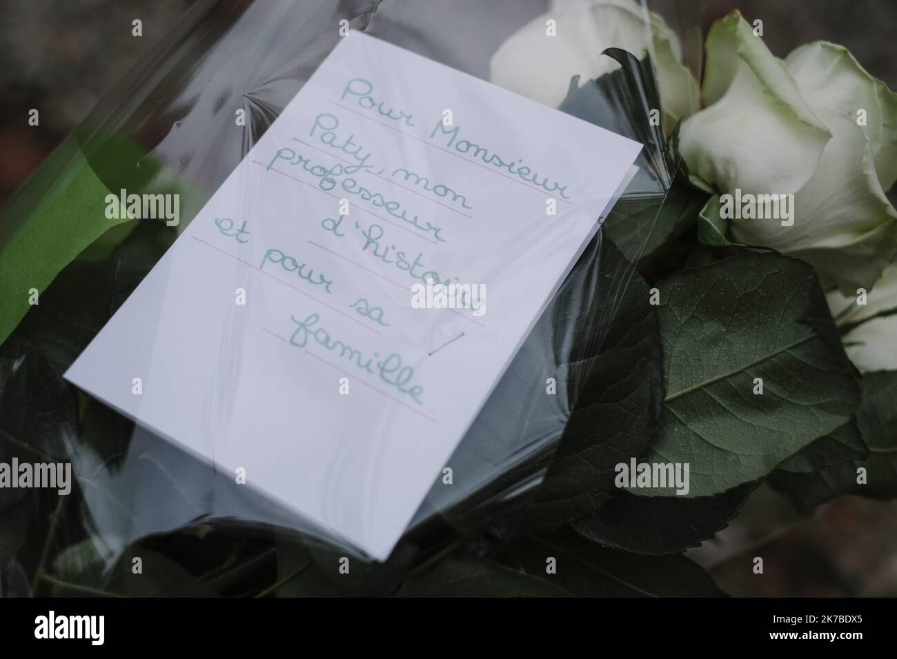 ©PHOTOPQR/LE PARISIEN/ARNAUD DUMONTIER ; Conflans sainte Honorine ; 17/10/2020 ; Conflans Sainte-Honorine, samedi 17 octobre 2020. Ambiance devant le collège Bois d'Aulne où la voile un prof d'histoire géo a été décapitée. © Arnaud Dumontier pour le parisien devant le collège de Conflans-Sainte-Honorine, à 30 km au nord-ouest de Paris, sur 17 octobre 2020, le lendemain du meurtre d'un professeur, décapité par un attaquant abattu par la police. Banque D'Images