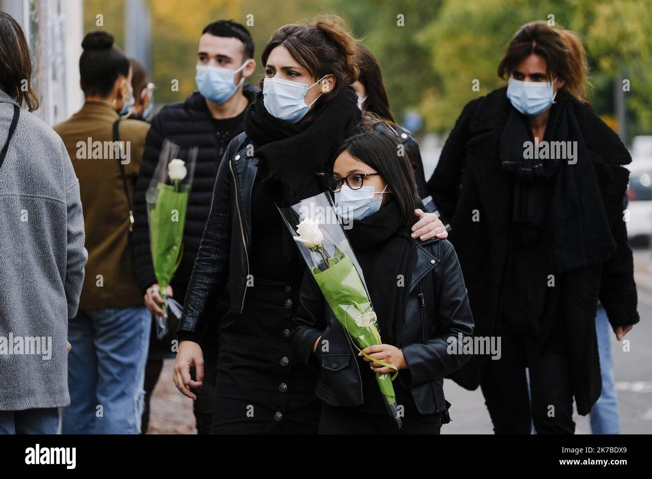 ©PHOTOPQR/LE PARISIEN/ARNAUD DUMONTIER ; Conflans sainte Honorine ; 17/10/2020 ; Conflans Sainte-Honorine, samedi 17 octobre 2020. Ambiance devant le collège Bois d'Aulne où la voile un prof d'histoire géo a été décapitée. © Arnaud Dumontier pour le parisien devant le collège de Conflans-Sainte-Honorine, à 30 km au nord-ouest de Paris, sur 17 octobre 2020, le lendemain du meurtre d'un professeur, décapité par un attaquant abattu par la police. Banque D'Images