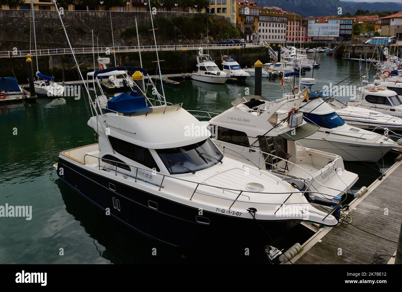 Bateaux amarrés dans le port de Llanes Asturias Espagne Banque D'Images