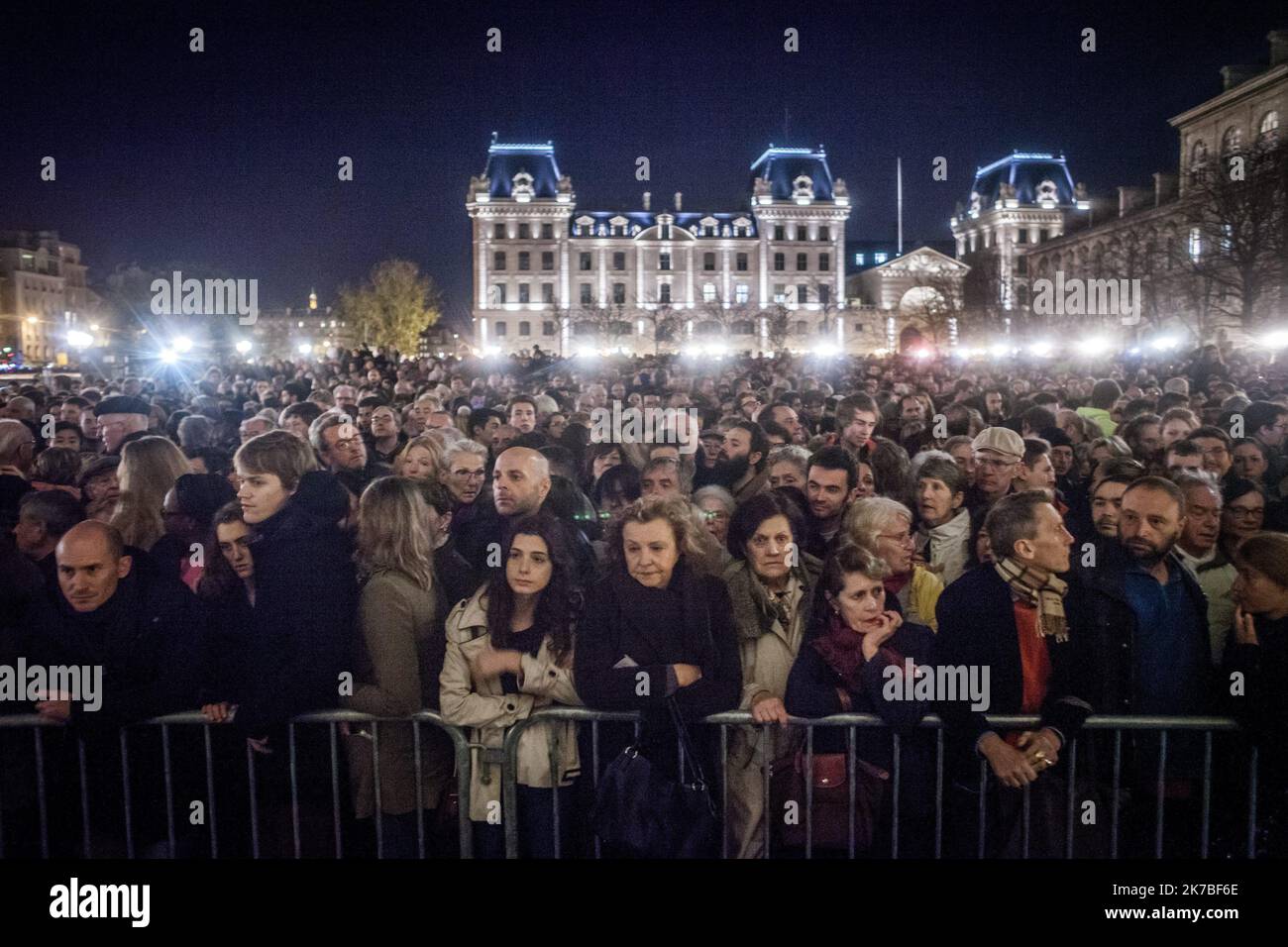 ©Michael Bunel / le Pictorium/MAXPPP - Michael Bunel / le Pictorium - 15/11/2015 - France / Ile-de-France / Paris - rassemblement devant la cathédrale notre-Dame en hommage aux virés des attentaristes islats du 13 novembre 2015. 15 novembre 2015. Paris, France. / 15/11/2015 - France / Ile-de-France (région) / Paris - rassemblement devant la cathédrale notre-Dame en hommage aux victimes des attentats terroristes islamistes de 13 novembre 2015. 15 novembre 2015. Paris, France. Banque D'Images