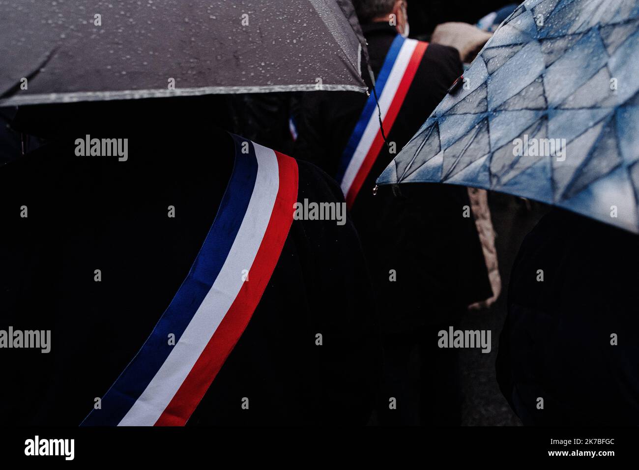 ©Jan Schmidt-Whitley/le Pictorium/MAXPPP - Jan Schmidt-Whitley/le Pictorium - 20/10/2020 - France / Yvelines / Conflans-Saint-Honorine - des milliers de personnes se sont assemblées mardi soir un Conflans-Saint-Honorine pour une marche blanche en hommage à Samuel Paty. La faute s'est massee vers 18h30 devant le collège le Bois-d'Aulne, ou le professionnel de 47 ans enseignait. Quelque 6 000 personnes etaent presentes, selon des estimations de gendarmes sur place. / 20/10/2020 - France / Yvelines (département français) / Conflans-Saint-Honorine - des milliers de personnes se sont rassemblées mardi soir à Confl Banque D'Images