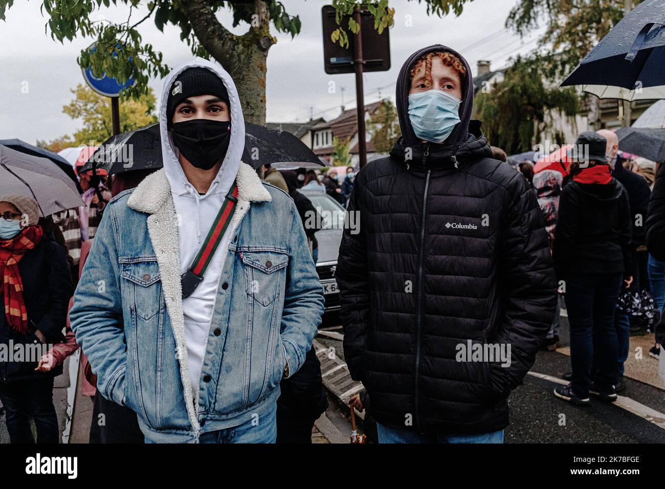 ©Jan Schmidt-Whitley/le Pictorium/MAXPPP - Jan Schmidt-Whitley/le Pictorium - 20/10/2020 - France / Yvelines / Conflans-Saint-Honorine - des milliers de personnes se sont assemblées mardi soir un Conflans-Saint-Honorine pour une marche blanche en hommage à Samuel Paty. La faute s'est massee vers 18h30 devant le collège le Bois-d'Aulne, ou le professionnel de 47 ans enseignait. Quelque 6 000 personnes etaent presentes, selon des estimations de gendarmes sur place. / 20/10/2020 - France / Yvelines (département français) / Conflans-Saint-Honorine - des milliers de personnes se sont rassemblées mardi soir à Confl Banque D'Images