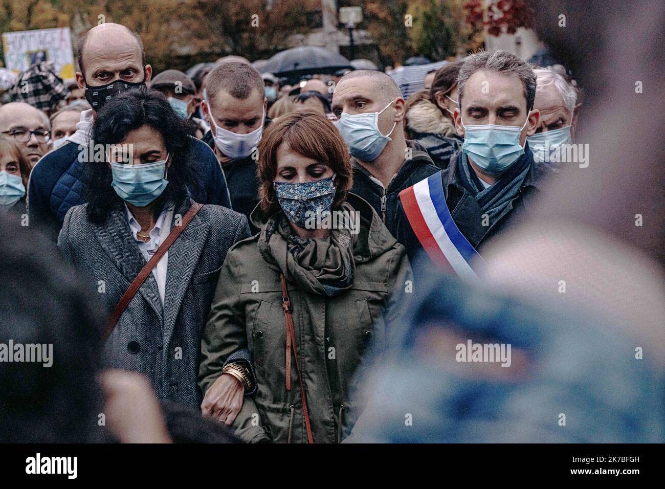 ©Jan Schmidt-Whitley/le Pictorium/MAXPPP - Jan Schmidt-Whitley/le Pictorium - 20/10/2020 - France / Yvelines / Conflans-Saint-Honorine - les proches de Samuel Paty lancent la marche blanche en sa memoire.des milliers de personnes se sont rassés mardi-Saint-Honorine - les proches de Samuel Paty pour Saint-Honoré. La faute s'est massee vers 18h30 devant le collège le Bois-d'Aulne, ou le professionnel de 47 ans enseignait. Quelque 6 000 personnes etaent presentes, selon des estimations de gendarmes sur place. / 20/10/2020 - France / Yvelines (département français) / Conflans-Sai Banque D'Images