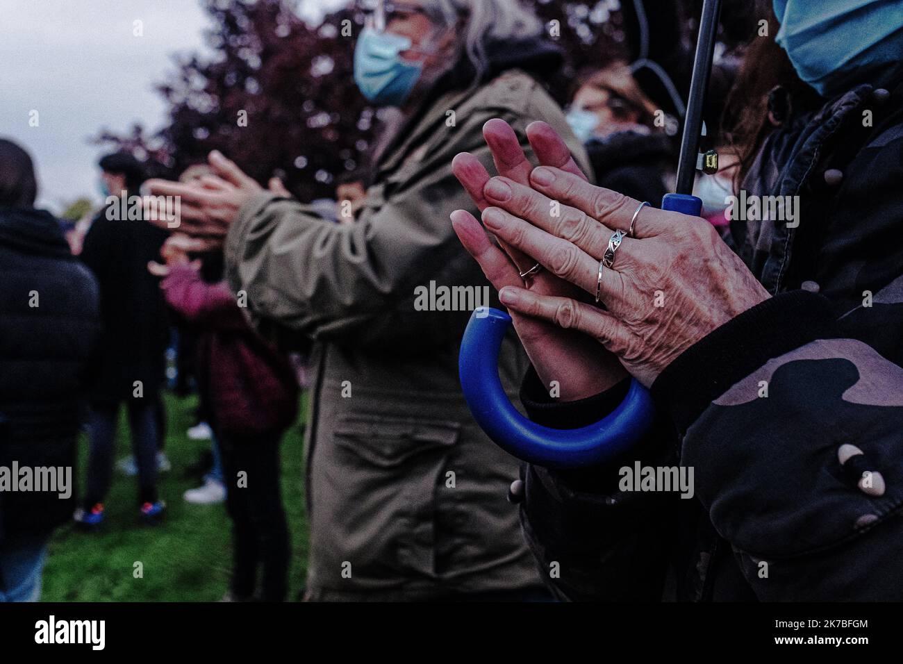 ©Jan Schmidt-Whitley/le Pictorium/MAXPPP - Jan Schmidt-Whitley/le Pictorium - 20/10/2020 - France / Yvelines / Conflans-Saint-Honorine - des milliers de personnes se sont assemblées mardi soir un Conflans-Saint-Honorine pour une marche blanche en hommage à Samuel Paty. La faute s'est massee vers 18h30 devant le collège le Bois-d'Aulne, ou le professionnel de 47 ans enseignait. Quelque 6 000 personnes etaent presentes, selon des estimations de gendarmes sur place. / 20/10/2020 - France / Yvelines (département français) / Conflans-Saint-Honorine - des milliers de personnes se sont rassemblées mardi soir à Confl Banque D'Images