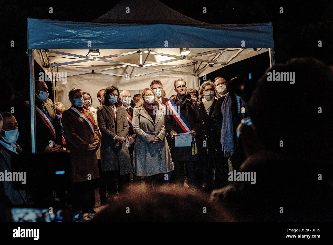 ©Jan Schmidt-Whitley/le Pictorium/MAXPPP - Jan Schmidt-Whitley/le Pictorium - 20/10/2020 - France / Yvelines / Conflans-Saint-Honorine - des milliers de personnes se sont assemblées mardi soir un Conflans-Saint-Honorine pour une marche blanche en hommage à Samuel Paty. La faute s'est massee vers 18h30 devant le collège le Bois-d'Aulne, ou le professionnel de 47 ans enseignait. Quelque 6 000 personnes etaent presentes, selon des estimations de gendarmes sur place. / 20/10/2020 - France / Yvelines (département français) / Conflans-Saint-Honorine - des milliers de personnes se sont rassemblées mardi soir à Confl Banque D'Images