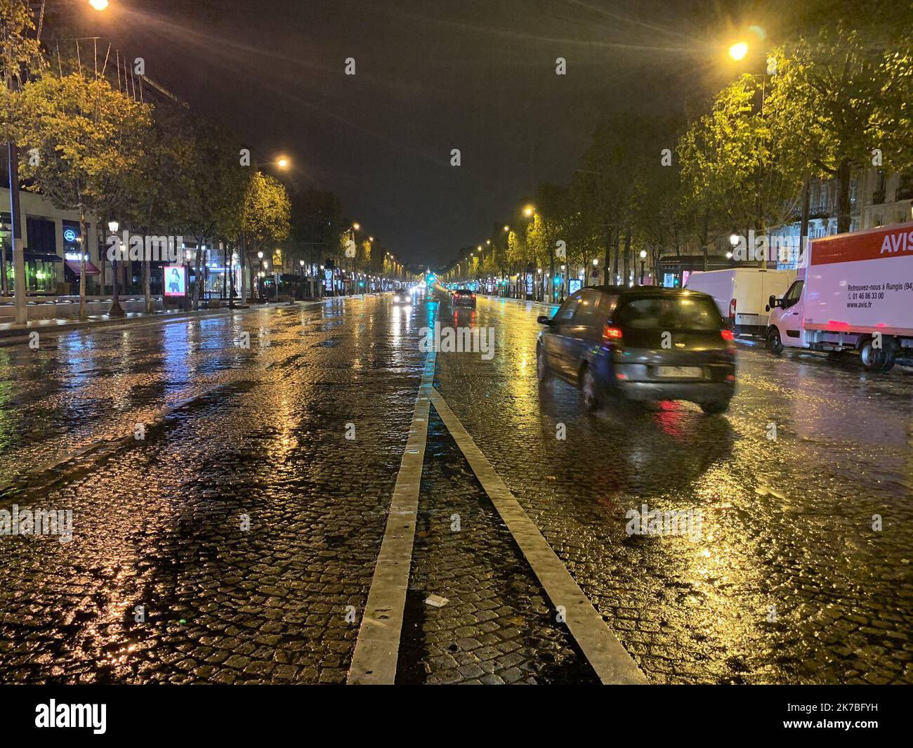 ©PHOTOPQR/LE PARISIEN/Aurélie AUDUREAU ; PARIS ; 21/10/2020 ; illustrations Couvre-feu COUVRE FEU PARIS VIDE PARIS DE NUIT FEU DE SIGNALENT AVENUE DES CHAMPS ELYSÉES avenue des champs-élysées confinement DU VIRUS MESURE SANITAIRE - Paris, couvre-feu oct. 21 2020 Banque D'Images