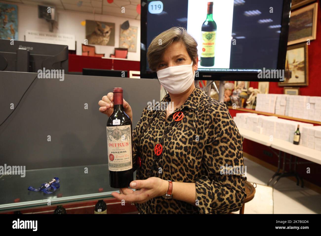 ©PHOTOPQR/LE COURRIER PICARD/DOMINIQUE TOUCHART ; AMIENS ; 24/10/2020 ; VENTES AUX ENCHERES DE GRANDS VINS A SENLIS PRÉSENTATION D UN PETRUS DE 1949 VENTE AUX ENCHÈRES DE VINS FINS À SENLIS. OCTOBRE 24 Banque D'Images