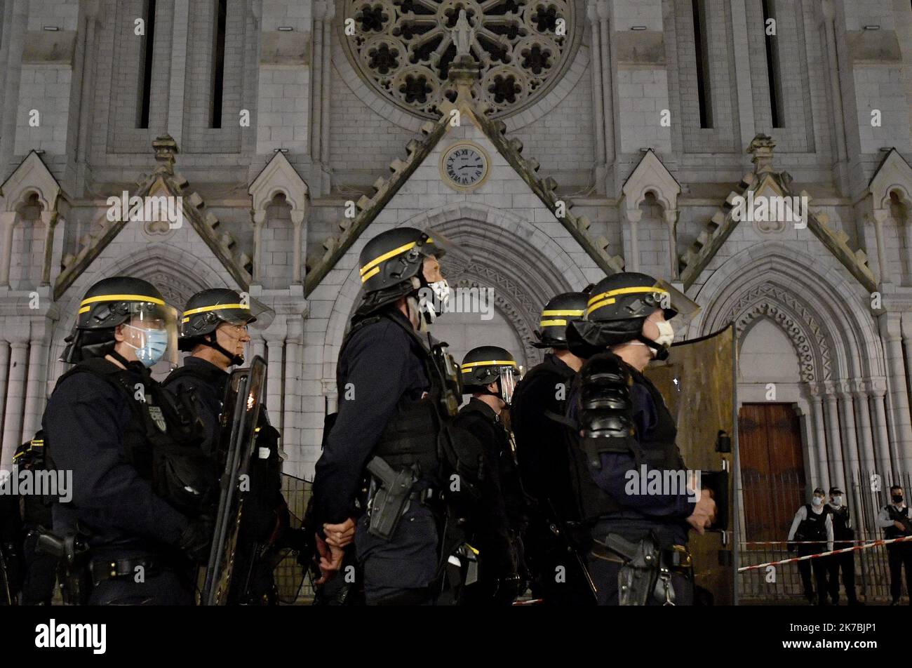 ©PHOTOPQR/OUEST FRANCE/Stéphane Geufroi ; Nice ; 29/10/2020 ; une adresse s’est déroulée ce jeudi 29 octobre, à Nice, vers 9 h, dans la basilique notre-Dame. Un dé tué trois personnes. Au mois d'une heure d'été égorgée. Une femme et un homme ont été tués dans l’église, et une autre femme est dénée dans un bar à proximité, après avoir été devant lui. - 2020/10/29. Une attaque a eu lieu ce jeudi, 29 octobre, à Nice, vers 9 heures, dans la basilique notre-Dame. Banque D'Images