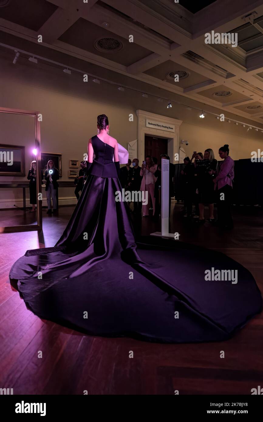 Melbourne, Australie, 10 octobre 2022. Un modèle habillé d'un dessin noir fluide par Mariam Seddiq pendant la nuit d'ouverture de la Melbourne Fashion week à Fashion X Art à la State Library Victoria où le travail des designers a été présenté parmi les grandes salles et l'espace de la bibliothèque historique et son dôme imposant, Melbourne Australie. Crédit : Michael Currie/Speed Media/Alay Live News Banque D'Images