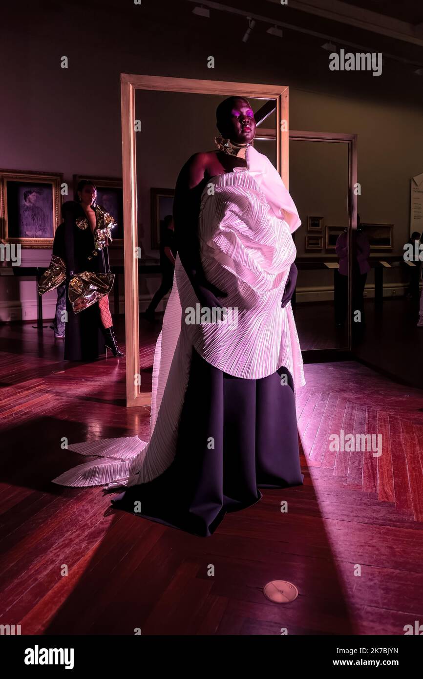 Melbourne, Australie, 10 octobre 2022. Un modèle habillé d'un design par Mariam Seddiq pendant la nuit d'ouverture de la Melbourne Fashion week à Fashion X Art à la State Library Victoria où le travail des designers a été présenté parmi les grandes salles et l'espace de la bibliothèque historique et son dôme imposant, Melbourne Australie. Crédit : Michael Currie/Speed Media/Alay Live News Banque D'Images