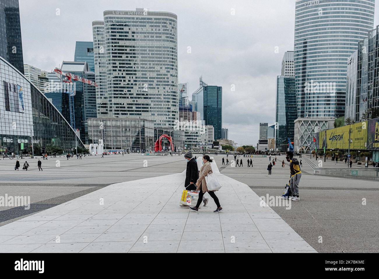 ©Jan Schmidt-Whitley/le Pictorium/MAXPPP - Jan Schmidt-Whitley/le Pictorium - 30/10/2020 - France / Ile-de-France / Puteaux - le quartier d'affaires de la Défense normale tres fréquente est presque vide le premier jour du confinement le 30 octobre 2020. / 30/10/2020 - France / Ile-de-France (région) / Puteaux - le quartier d'affaires normalement occupé de la Défense à Paris est presque vide le premier jour du confinement à 30 octobre 2020. Banque D'Images