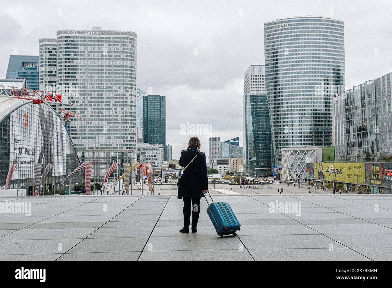 ©Jan Schmidt-Whitley/le Pictorium/MAXPPP - Jan Schmidt-Whitley/le Pictorium - 30/10/2020 - France / Ile-de-France / Puteaux - le quartier d'affaires de la Défense normale tres fréquente est presque vide le premier jour du confinement le 30 octobre 2020. / 30/10/2020 - France / Ile-de-France (région) / Puteaux - le quartier d'affaires normalement occupé de la Défense à Paris est presque vide le premier jour du confinement à 30 octobre 2020. Banque D'Images