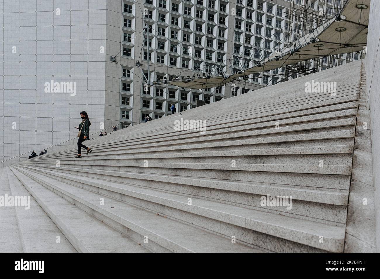 ©Jan Schmidt-Whitley/le Pictorium/MAXPPP - Jan Schmidt-Whitley/le Pictorium - 30/10/2020 - France / Ile-de-France / Puteaux - le quartier d'affaires de la Défense normale tres fréquente est presque vide le premier jour du confinement le 30 octobre 2020. / 30/10/2020 - France / Ile-de-France (région) / Puteaux - le quartier d'affaires normalement occupé de la Défense à Paris est presque vide le premier jour du confinement à 30 octobre 2020. Banque D'Images