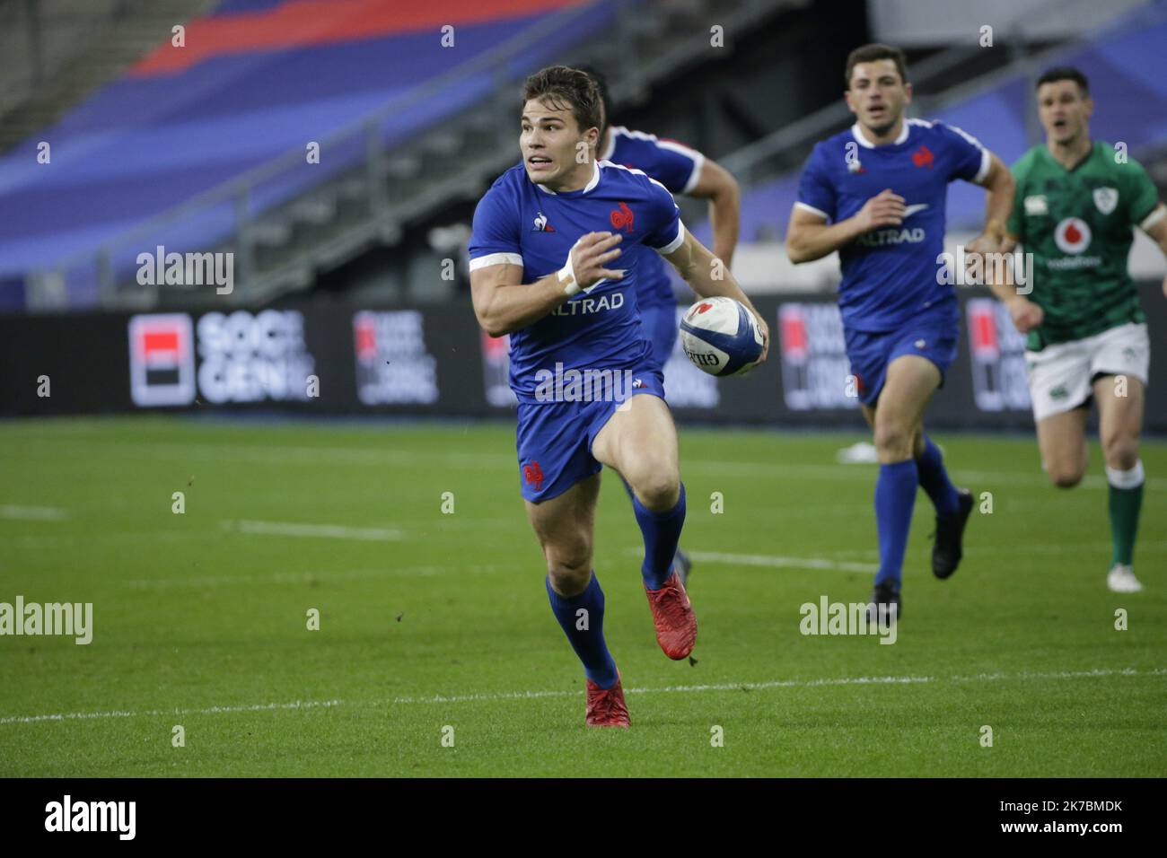 ©PHOTOPQR/LE PARISIEN/Olivier Corsan ; Saint-Denis ; 31/10/2020 ; pour la France : Antoine DUPONT marque le premier essai Stade de France, Saint-Denis, France, le 31 octobre 2020. rugby tournoi des 6 nations. France (bleu) / Irlande (vert) octobre 31st 2020 6 tournoi des nations : France contre Irlande Banque D'Images