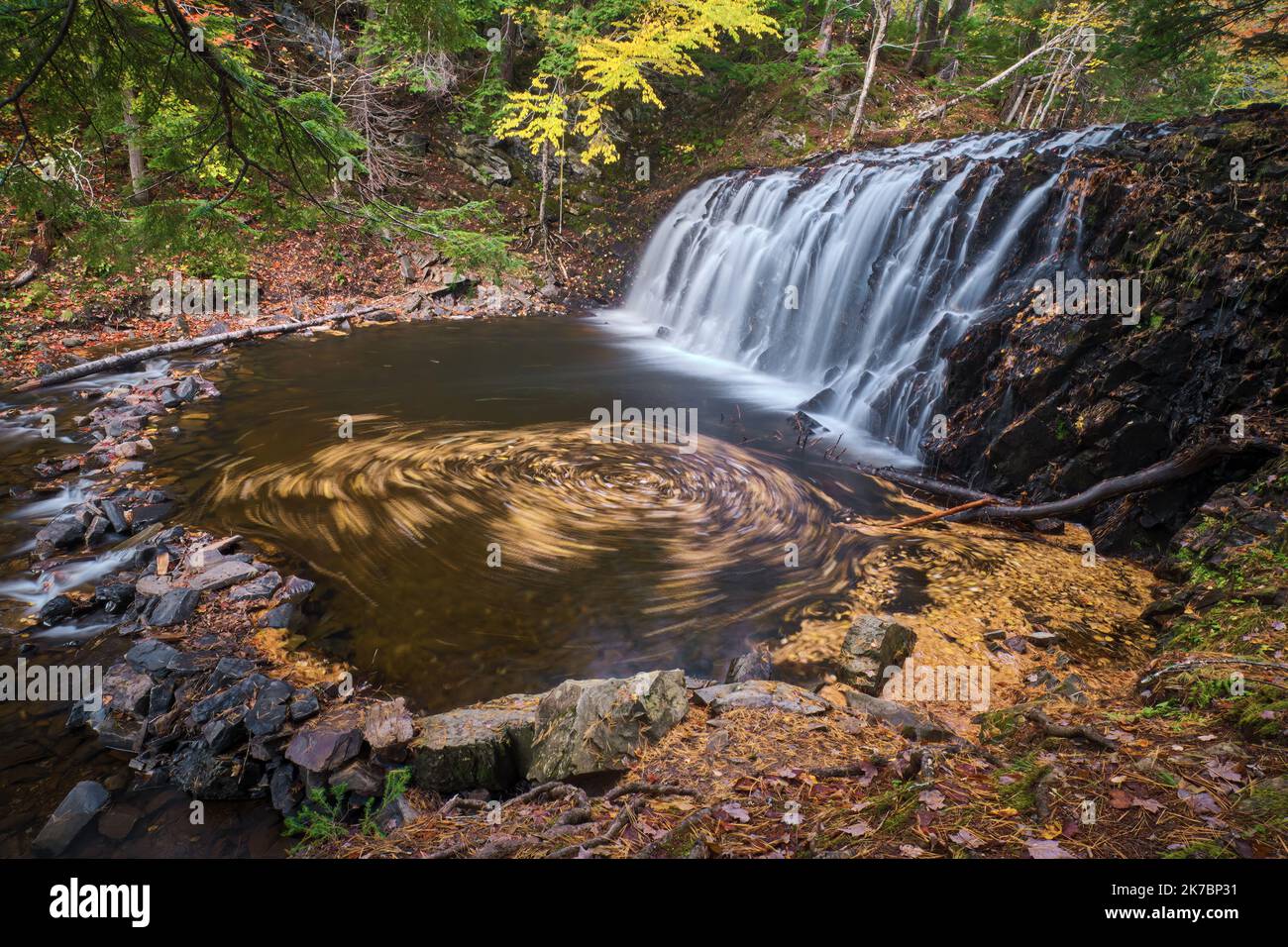 Gillis Lake Falls est situé sur l'île du Cap-Breton, en Nouvelle-Écosse, à une courte distance de Sydney. Il s'agit d'une chute de type plongeante d'environ 20 pieds de haut. Banque D'Images