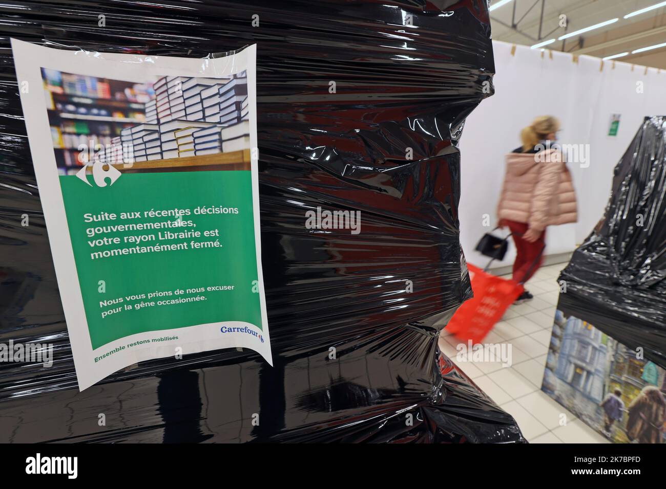 Â©PHOTOPQR/LE TÉLÉGRAMME/Francois Destoc QUIMPER LE (29) 03/11/2020 ; coronavirus Covid-19 interdiction pour les grandes surfaces de vendre des livres. Supermarché© rayonne librairie - France, 03 novembre 2020 - Nouveau confinement contre la propagation de la pandémie de Covid-19, jusqu'en décembre 1st 2020 Banque D'Images