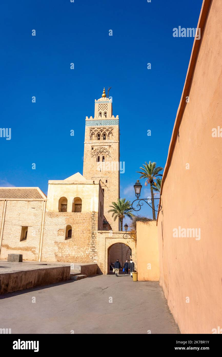 La mosquée Kutubiyya ou la mosquée Koutoubia construite en 1147 est la plus grande mosquée avec le plus haut minaret à 77 m de haut à Marrakech, au Maroc. Banque D'Images