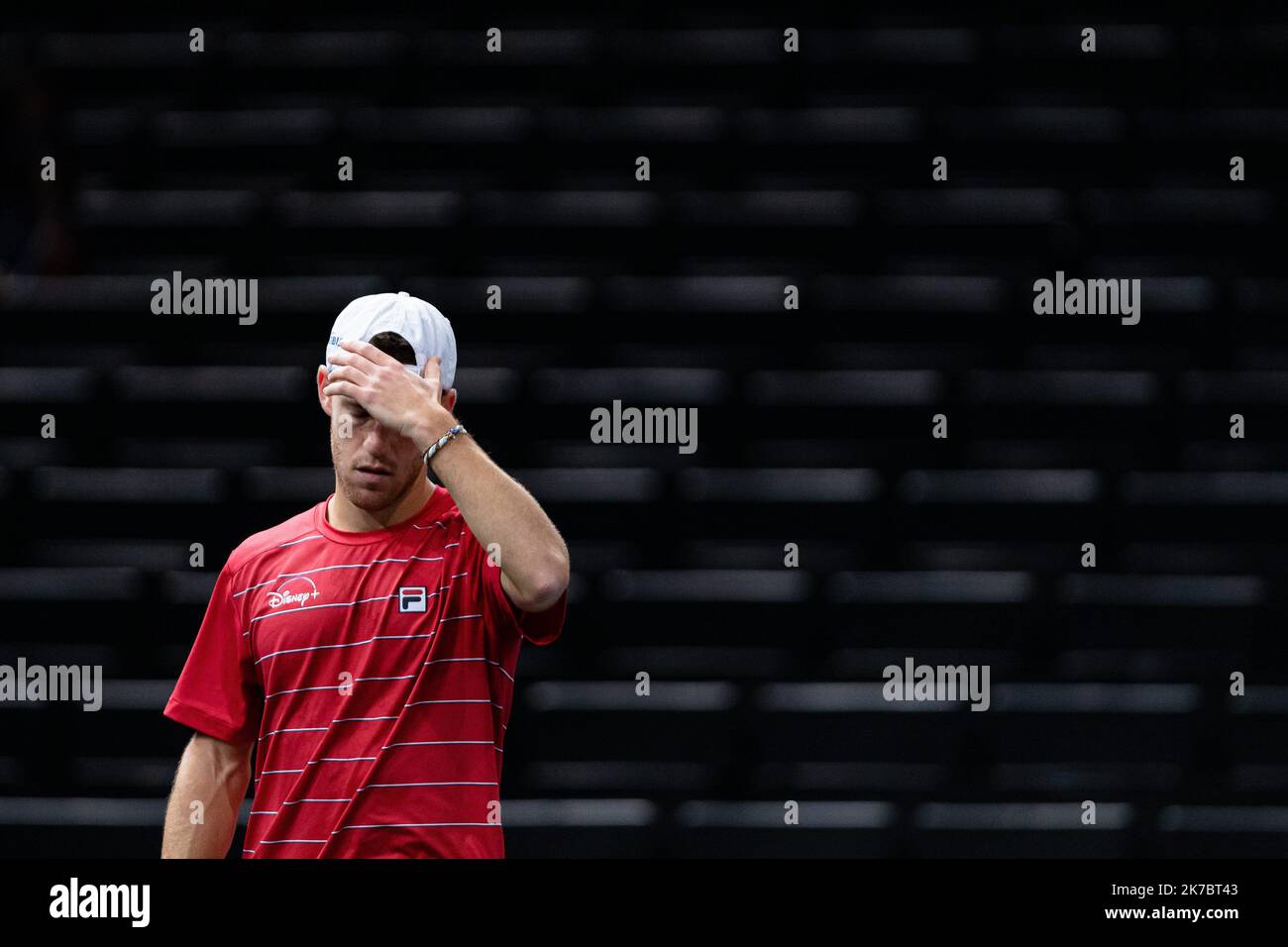 Aurélien Morissard / IP3 ; Paris, France le 6 novembre 2020 - L Argentin Diego SCHWARTZMAN contre le russe Daniil MEDVEDEV lors du quart de finale de tennis en simple masculin au cinéma jour du tournoi de tennis en salle ATP World Tour Masters 1000 - Paris Masters (Paris Bercy) - a l Arena AccorHotels. Diego SCHWARTZMAN d'Argentine contre Daniil MEDVEDEV de Russie lors de leur match de tennis masculin simple du quart de finale le jour 5 au World Tour Masters 1000 de l'ATP - Paris Masters (Paris Bercy) - tournoi de tennis en intérieur à l'arène AccorHotels à Paris sur 6 novembre 2020. Banque D'Images