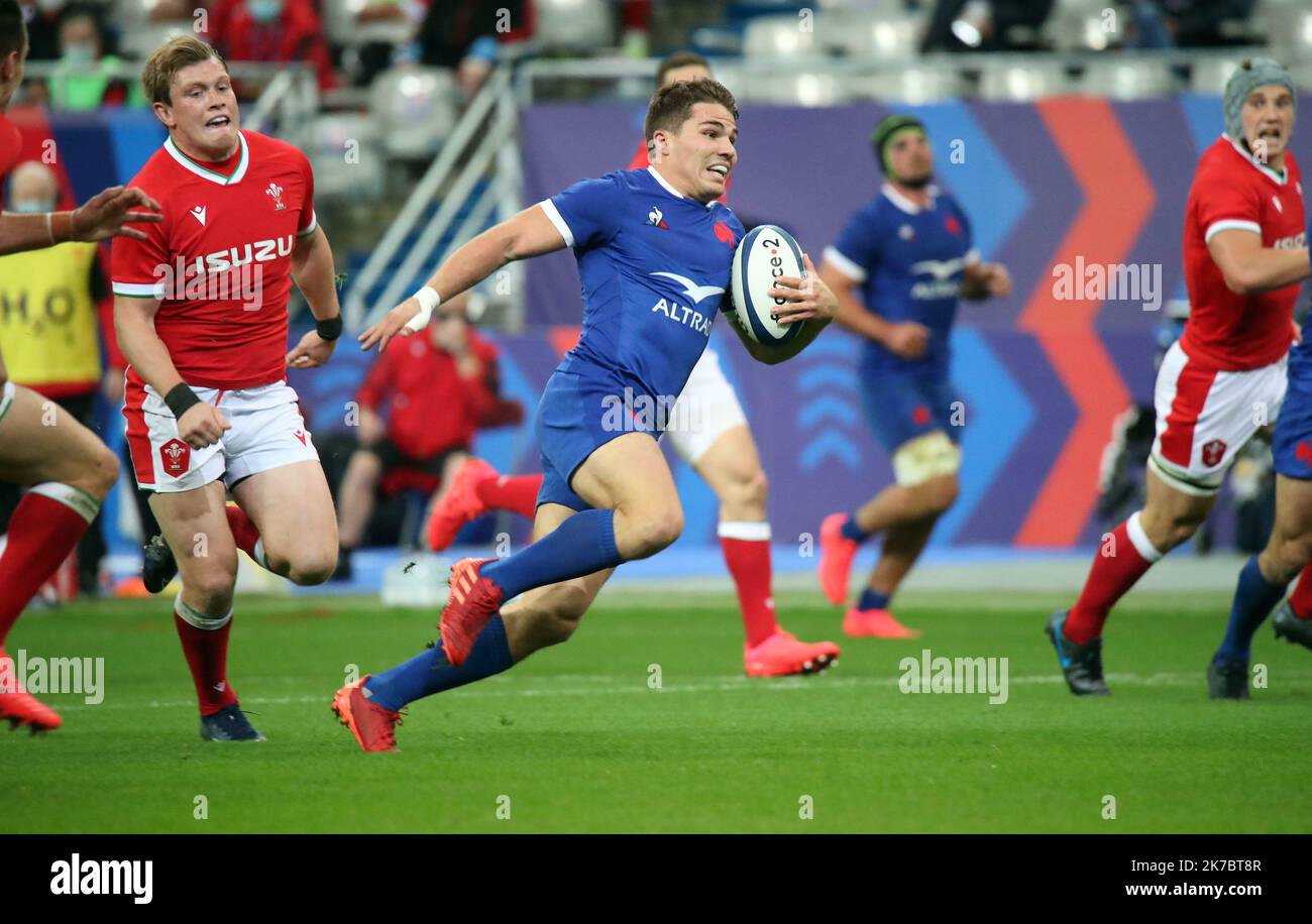 ©PHOTOPQR/Sud Ouest/Laurent Theillet ; SAINT DENIS ; 24/10/2020 ; RUGBY MATCH PREPARATOIRE FRANCE / PAYS DE GALLES SAINT DENIS LE 24 OCTOBRE 2020 PHOTO LAURENT THEILLET / Sud Ouest DUPONT l'international tricolore Antoine Dupont icolor été élu meilleur joueur du Tournoi des six nations 2020. C'est la première fois que c'est un English reçoit ce titre honorique - 2020/11/06. Le joueur international de rugby Antoine Dupont a été élu meilleur joueur du tournoi des six Nations 2020. C'est la première fois qu'un Français reçoit ce titre honorifique. Banque D'Images