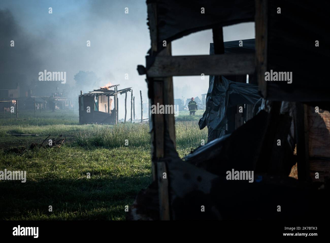 ©Alejo Manuel Avila / le Pictoriu / MAXPPP - Alejo Manuel Avila / le Pictorium - 29/10/2020 - Argentine / Buenos Aires / Guernica - la police de Buenos Aires une expulse a Guernica des familles qui occupaient une parcelle de terrain devant recevoir des résidences de luxe. La procedure, qui a debute vers 6 heures du matin et a ete organizee par Sergio Berni (ministre de la Securite de la province de Buenos Aires). / 29/10/2020 - Argentine / Buenos Aires / Guernica - la police de Buenos Aires a expulsé des familles de Guernica qui occupaient un terrain destiné à accueillir des résidences de luxe. TH Banque D'Images