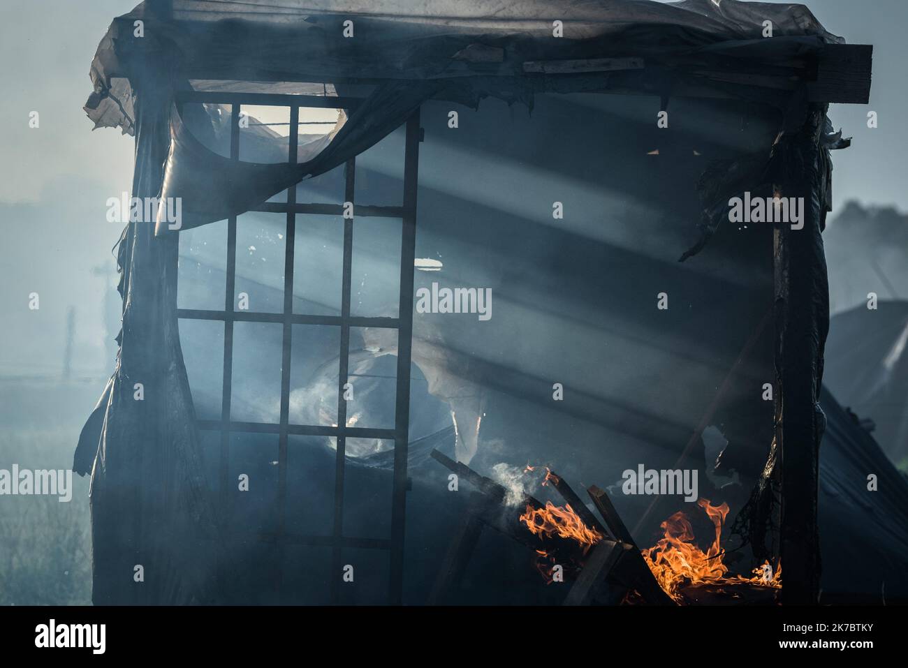 ©Alejo Manuel Avila / le Pictoriu / MAXPPP - Alejo Manuel Avila / le Pictorium - 29/10/2020 - Argentine / Buenos Aires / Guernica - la police de Buenos Aires une expulse a Guernica des familles qui occupaient une parcelle de terrain devant recevoir des résidences de luxe. La procedure, qui a debute vers 6 heures du matin et a ete organizee par Sergio Berni (ministre de la Securite de la province de Buenos Aires). / 29/10/2020 - Argentine / Buenos Aires / Guernica - la police de Buenos Aires a expulsé des familles de Guernica qui occupaient un terrain destiné à accueillir des résidences de luxe. TH Banque D'Images