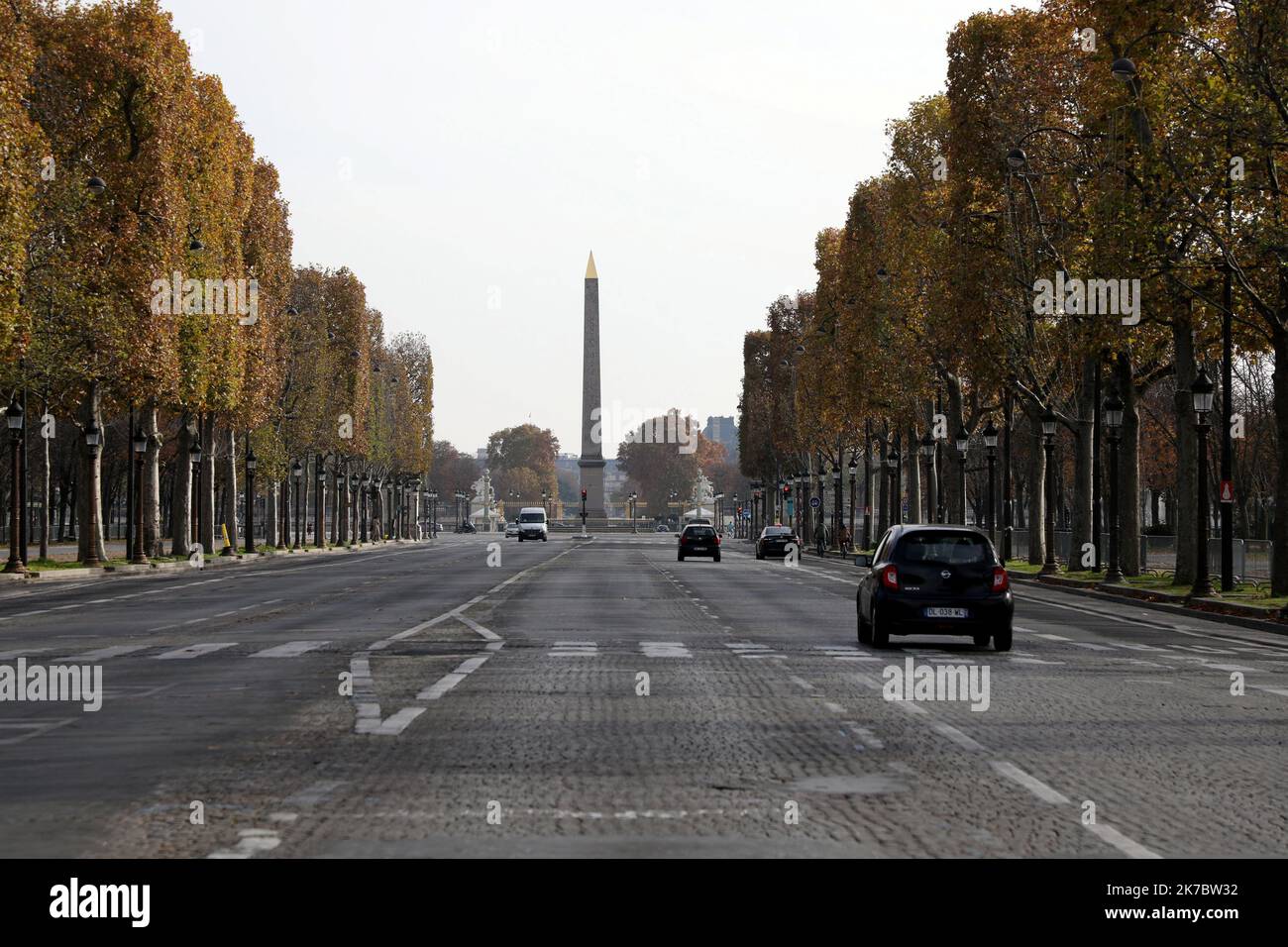 ©PHOTOPQR/LE PARISIEN/Jean-Baptiste Quentin ; Paris ; 07/11/2020 ; Crise sanitaire de la COVID-19 place de la Concorde et bas des champs Elysées Paris vidé de ses voitures - France, 07 novembre 2020 - Nouveau confinement contre la pandémie de covid-19, jusqu'en décembre 1st 2020 Banque D'Images